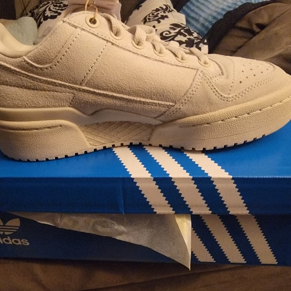 Adidas - Picture 3 of 6